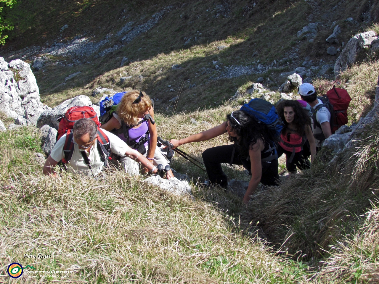 100 su sentiero ripido erboso-roccioso (foto Massimo).JPG